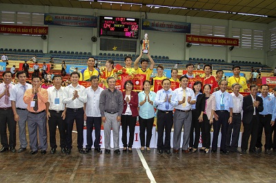Lãnh đạo Công ty Yến sào Khánh Hòa trao cúp cho đơn vị đạt giải nhất toàn đoàn.